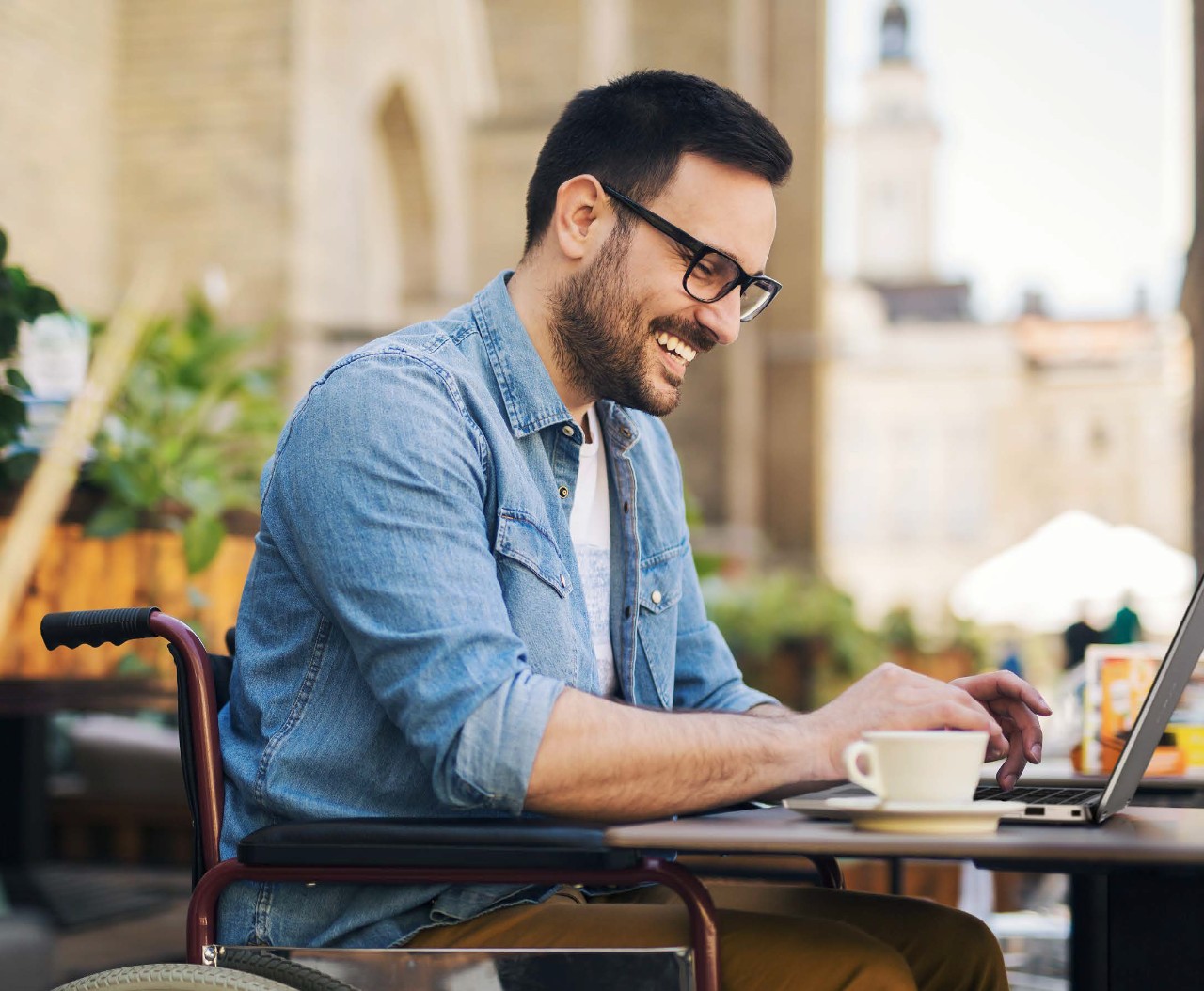 learn more about how Insight and Dell Technologies can support you remote worker on laptop at cafe