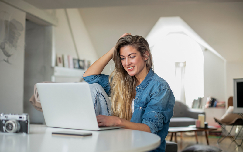 HPE wireless and network support Employee working on HPE laptop device