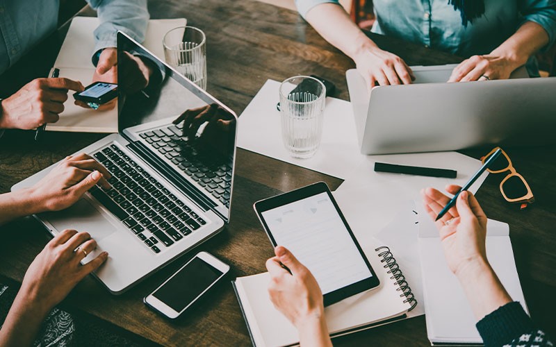 Enjoy a more simple mobility management experience Group of colleagues during a meeting