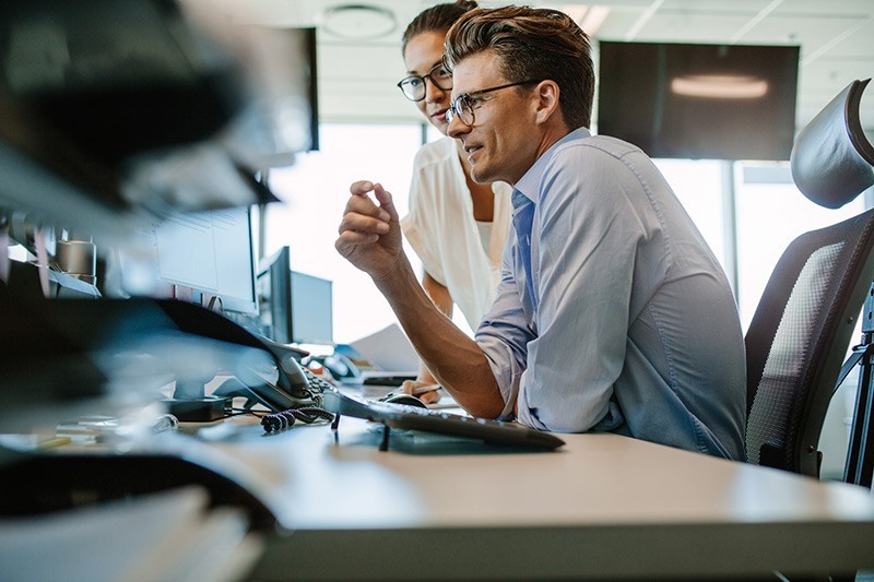 Lenovo service provider solutions for your customers Business man sitting at desk looking at monitor