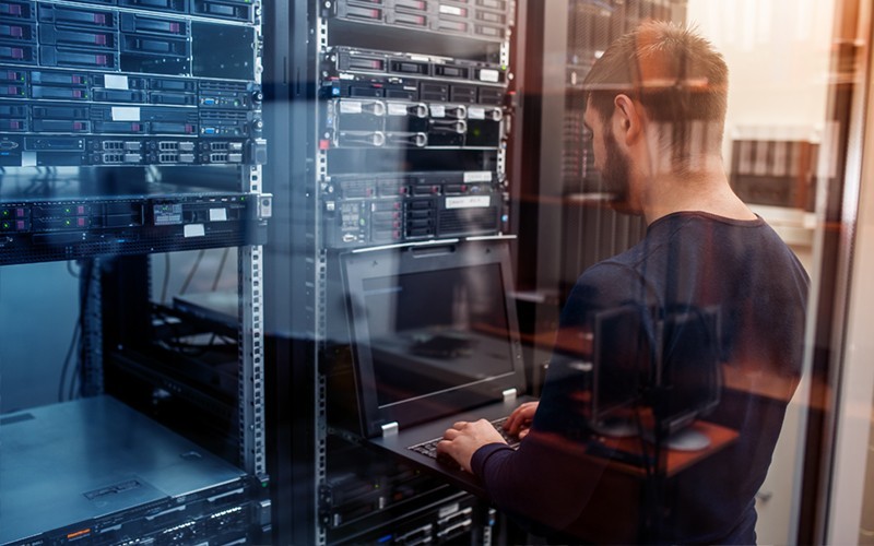 NetApp SnapMirror Man working in data center
