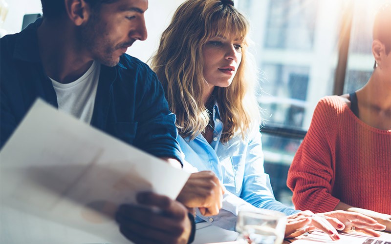 Deliver a hybrid multicloud experience Group of colleagues working on a project